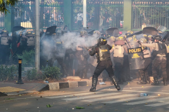 Bentrokan Massa dan Polisi Pecah di Stasiun Palmerah