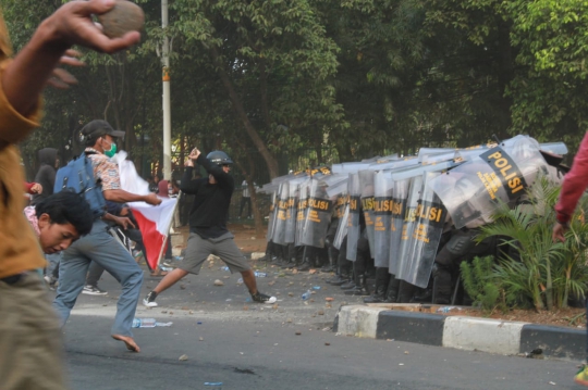 Bentrokan Massa dan Polisi Pecah di Stasiun Palmerah