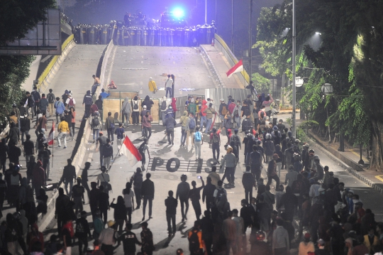 Ricuh, Massa Lawan Polisi dengan Batu dan Kembang Api di Slipi