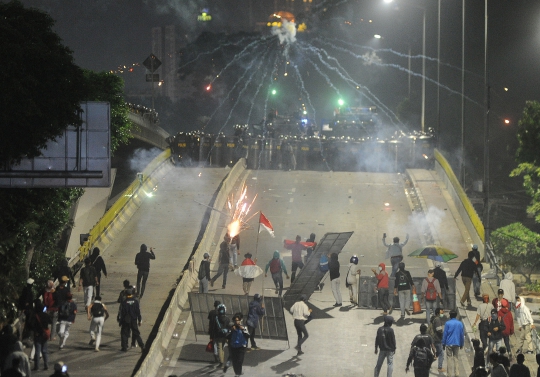 Ricuh, Massa Lawan Polisi dengan Batu dan Kembang Api di Slipi