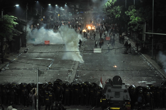 Hingga Malam, Bentrokan Massa vs Polisi Masih Sengit