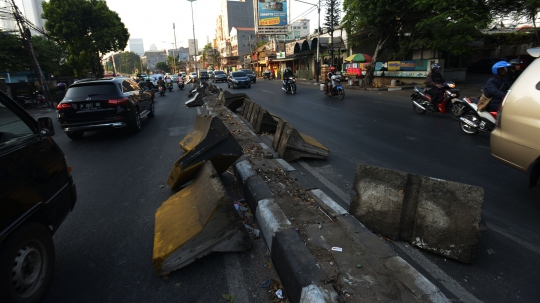 Kondisi Kawasan Semanggi Pasca Bentrokan Massa dengan Polisi