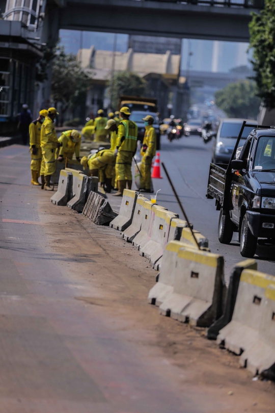 Dinas Bina Marga DKI Perbaiki Separator Pembatas Jalur Busway Usai Bentrokan