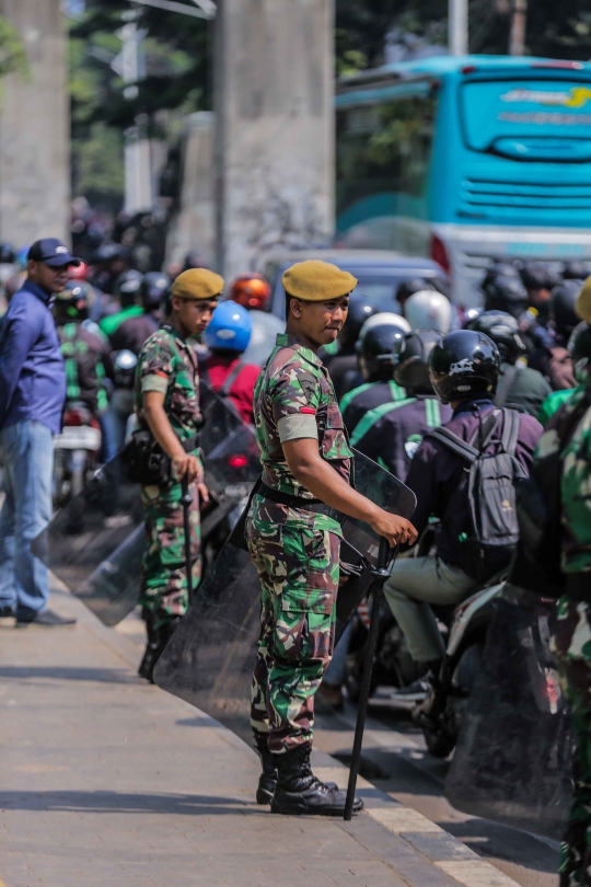 Panser TNI Amankan Sekitar Gedung DPR