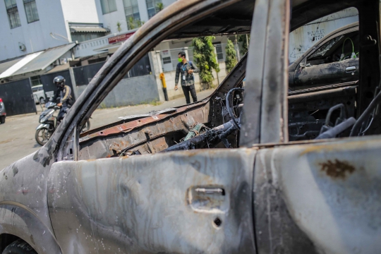 Mobil-mobil yang Dirusak dan Dibakar Massa di Polsek Tanah Abang