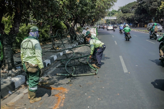 Pagar Jalanan di Kawasan TPU Karet yang Dirusak Massa