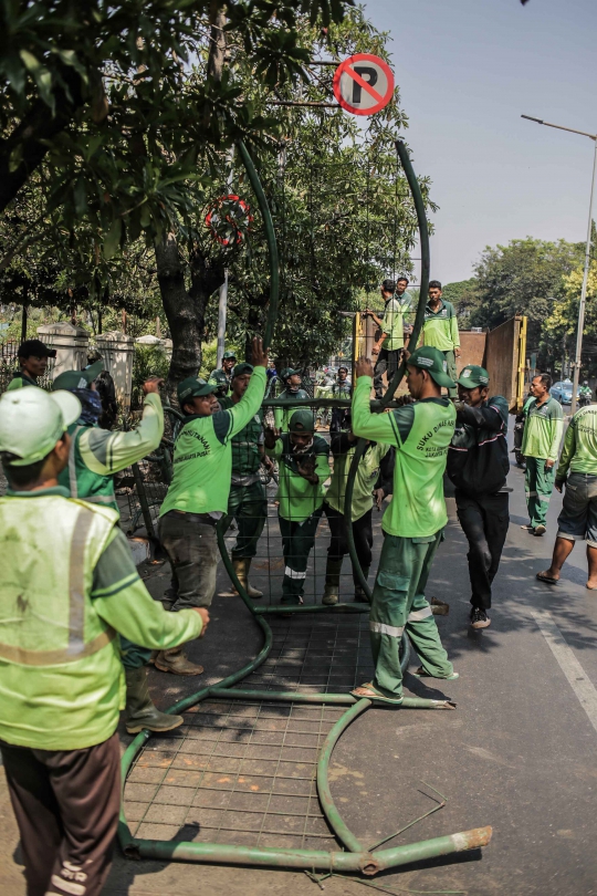 Pagar Jalanan di Kawasan TPU Karet yang Dirusak Massa