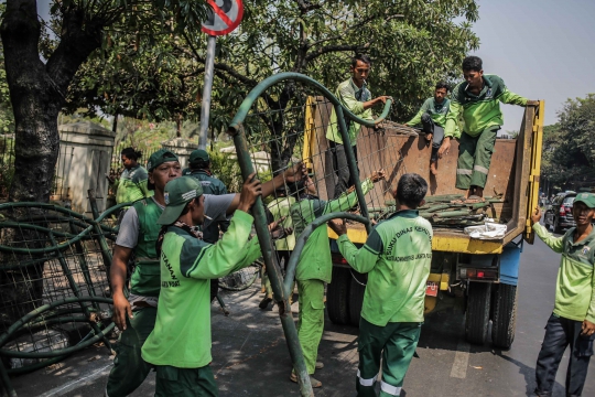 Pagar Jalanan di Kawasan TPU Karet yang Dirusak Massa