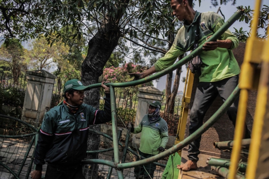 Pagar Jalanan di Kawasan TPU Karet yang Dirusak Massa