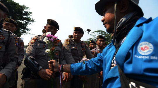 Aksi Mahasiswa Bagi-bagi Bunga untuk Polisi dan TNI di Senayan