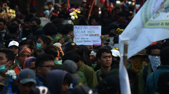 Aksi Mahasiswa Bagi-bagi Bunga untuk Polisi dan TNI di Senayan