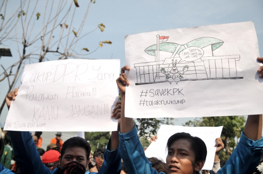 Poster-poster Lucu Mahasiswa Saat Demo di DPR