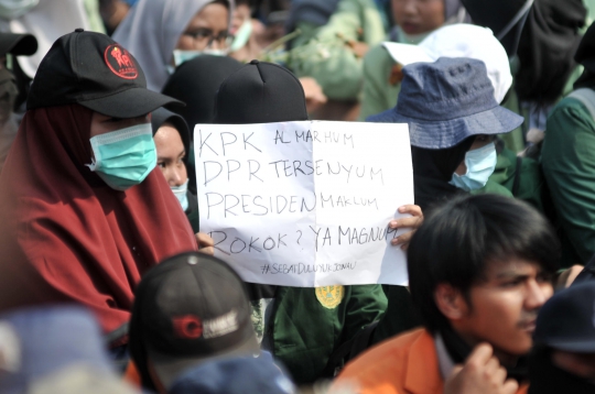 Poster-poster Lucu Mahasiswa Saat Demo di DPR