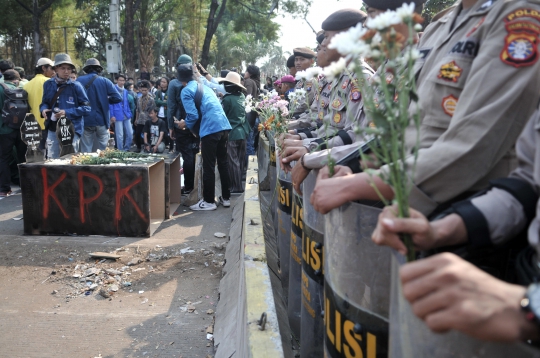 Aksi Teatrikal Mahasiswa Bawa Nisan ke Depan Gedung DPR