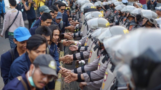 Potret Akrab Mahasiswa dan Polisi Salaman Seusai Demo DPR