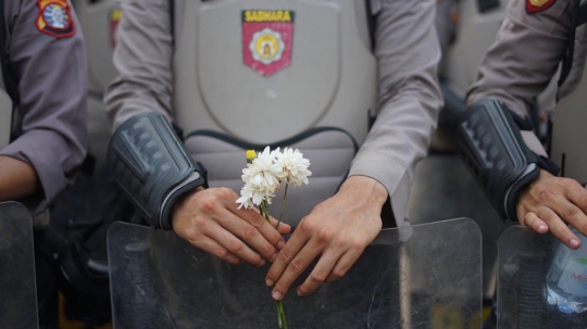 Potret Akrab Mahasiswa dan Polisi Salaman Seusai Demo DPR