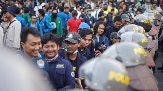Potret Akrab Mahasiswa dan Polisi Salaman Seusai Demo DPR