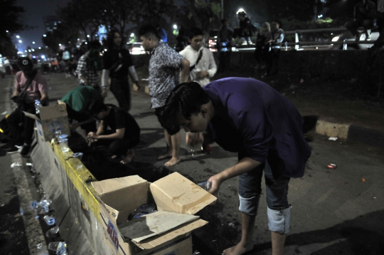 Mahasiswa Salat Magrib Berjemaah di Tengah Aksi