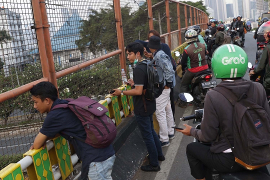 Aksi Damai Mahasiswa Jadi Tontonan Warga