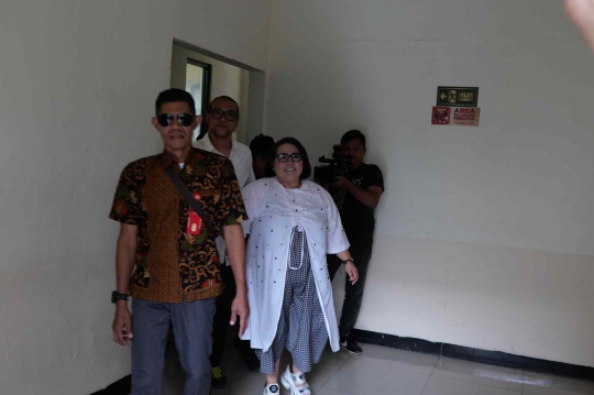 Tiba di PN Jakarta Selatan, Nunung Tampil Semringah