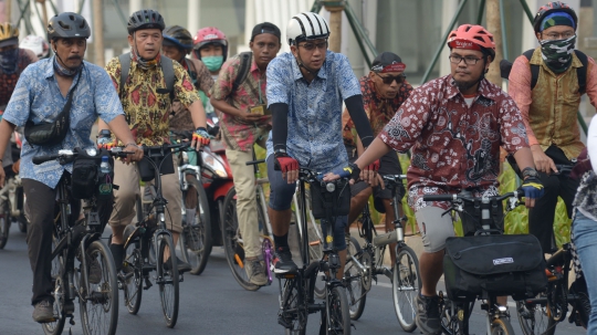 Saat Pekerja Bersepeda Pakai Baju Batik