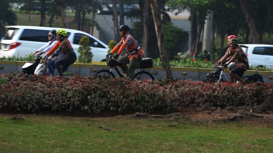 Saat Pekerja Bersepeda Pakai Baju Batik