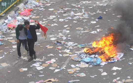 12 Foto Paling Dramatis Kericuhan Demo Tolak RUU KUHP dan UU KPK