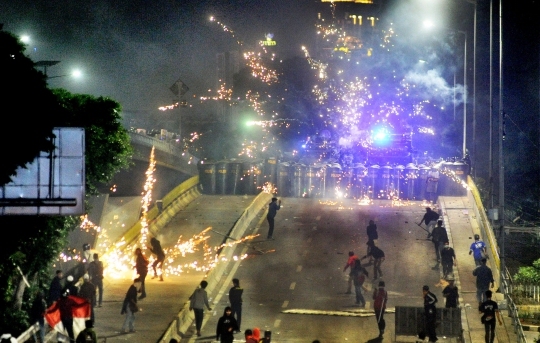 12 Foto Paling Dramatis Kericuhan Demo Tolak RUU KUHP dan UU KPK