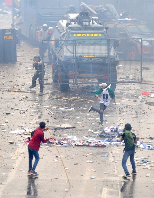 12 Foto Paling Dramatis Kericuhan Demo Tolak RUU KUHP dan UU KPK