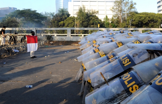 12 Foto Paling Dramatis Kericuhan Demo Tolak RUU KUHP dan UU KPK