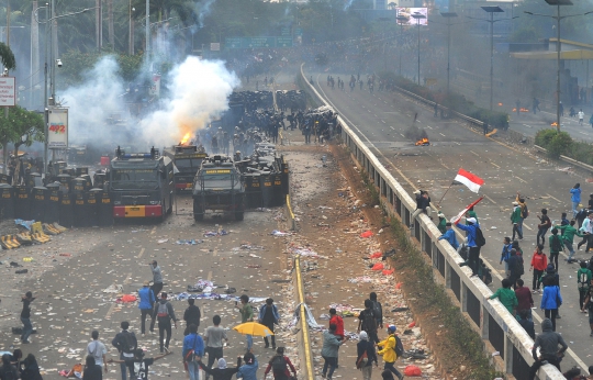 12 Foto Paling Dramatis Kericuhan Demo Tolak RUU KUHP dan UU KPK