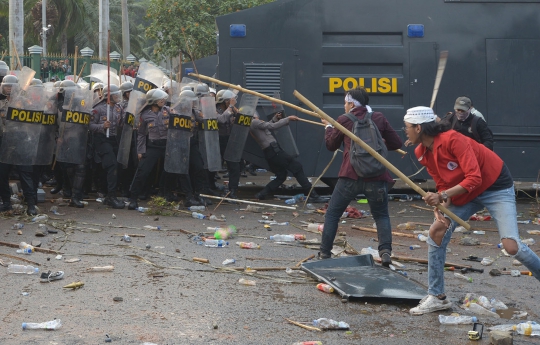 12 Foto Paling Dramatis Kericuhan Demo Tolak RUU KUHP dan UU KPK