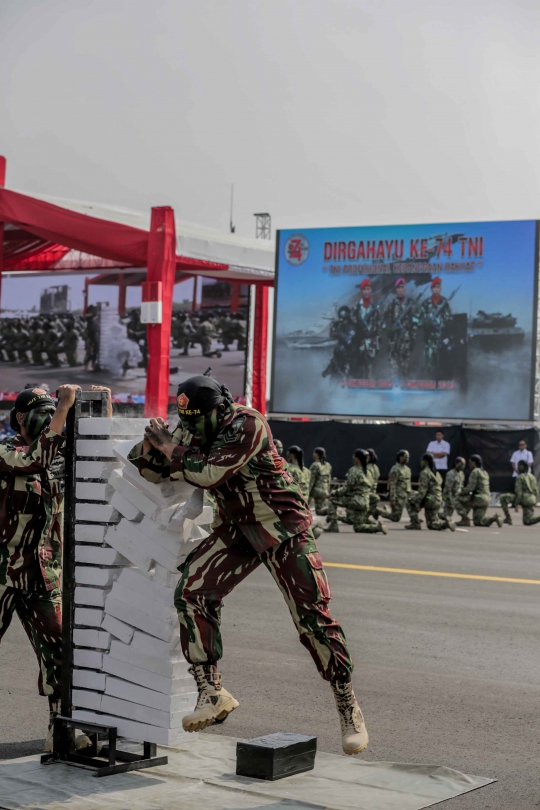 Atraksi Menegangkan Prajurit Saat Gladi Bersih HUT ke-74 TNI