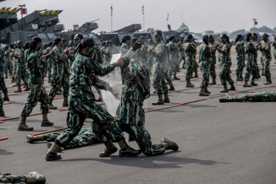 Atraksi Menegangkan Prajurit Saat Gladi Bersih HUT ke-74 TNI