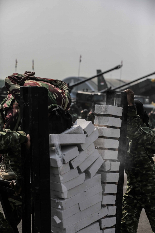 Atraksi Menegangkan Prajurit Saat Gladi Bersih HUT ke-74 TNI