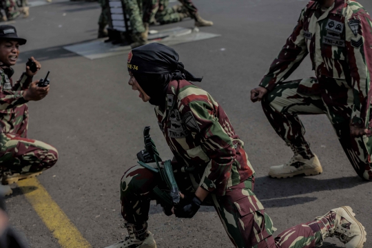 Atraksi Menegangkan Prajurit Saat Gladi Bersih HUT ke-74 TNI