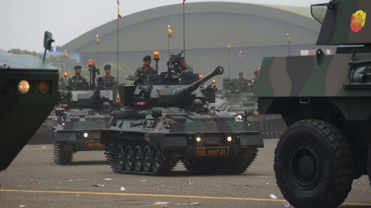 Parade Alutsista Saat Gladi Bersih HUT ke-74 TNI