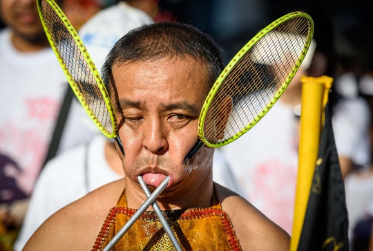 Bikin Ngilu, Begini Aksi 'Debus' di Festival Vegetarian Thailand