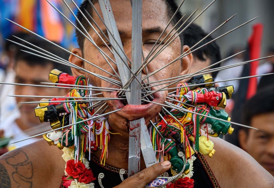 Bikin Ngilu, Begini Aksi 'Debus' di Festival Vegetarian Thailand