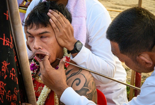 Bikin Ngilu, Begini Aksi 'Debus' di Festival Vegetarian Thailand
