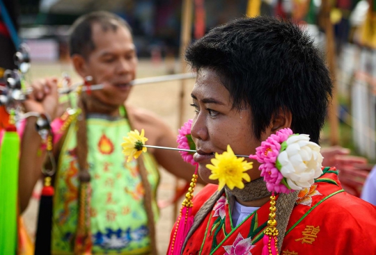 Bikin Ngilu, Begini Aksi 'Debus' di Festival Vegetarian Thailand