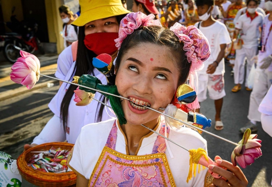 Bikin Ngilu, Begini Aksi 'Debus' di Festival Vegetarian Thailand