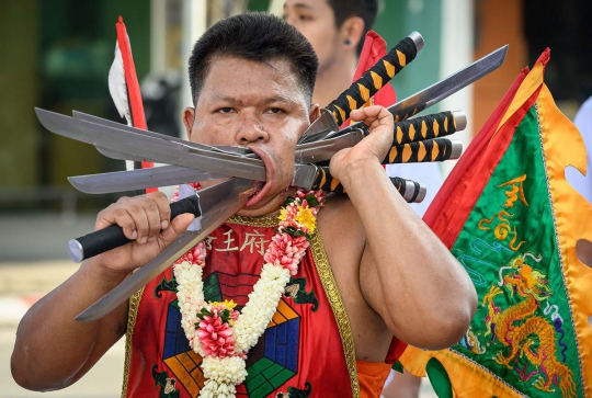 Bikin Ngilu, Begini Aksi 'Debus' di Festival Vegetarian Thailand