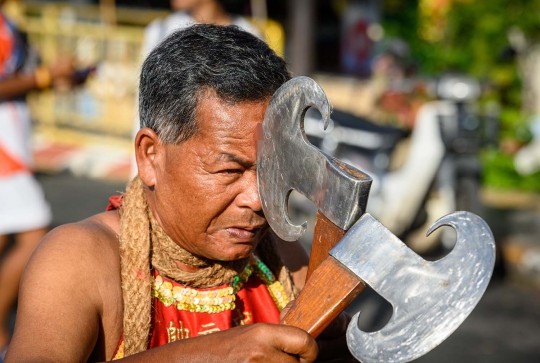 Bikin Ngilu, Begini Aksi 'Debus' di Festival Vegetarian Thailand