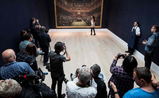 Lukisan Seniman Jalanan Banksy 'Devolved Parliament' Terjual Rp172 Miliar