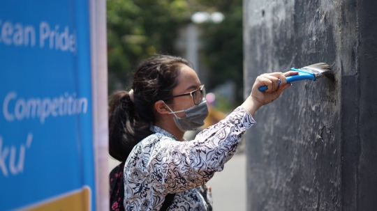 Aksi Pelajar Hapus Coretan Sisa Vandalisme Unjuk Rasa di Senayan