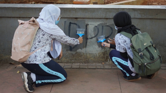 Aksi Pelajar Hapus Coretan Sisa Vandalisme Unjuk Rasa di Senayan