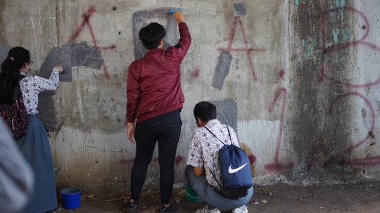 Aksi Pelajar Hapus Coretan Sisa Vandalisme Unjuk Rasa di Senayan