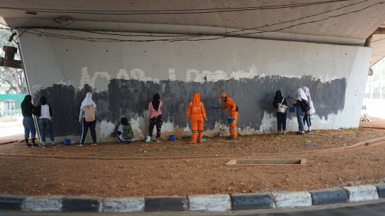 Aksi Pelajar Hapus Coretan Sisa Vandalisme Unjuk Rasa di Senayan