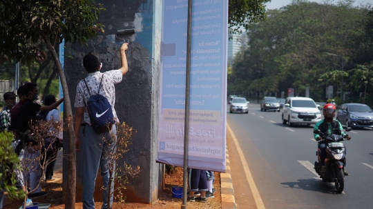 Aksi Pelajar Hapus Coretan Sisa Vandalisme Unjuk Rasa di Senayan